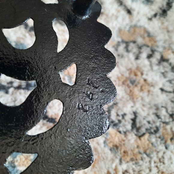 John Wright cast iron round trivet. - Picture 6 of 7